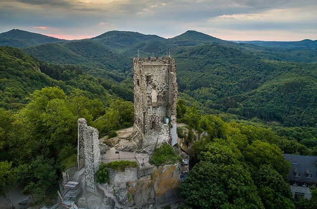 Drachenfels, Quelle: https://www.stilpunkte.de/trends-lifestyle/burg-drachenfels-schloss-drachenburg-drachenbahn-ausflug-siebengebirge/